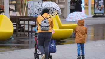Düsseldorf 19.04.2024 Wetter Regen Regenschirm Klimawandel Platzregen Regenwetter Sturm Windig Sturmtief Regenfront Unwe
