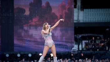 TAYLOR SWIFT MELBOURNE, American singer songwriter Taylor Swift performing during the first night of the The Eras Tour i