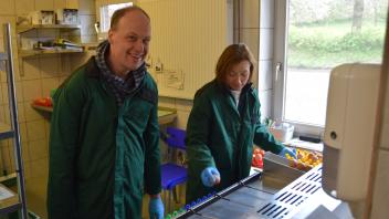 Jan R. arbeitet besonders gerne an der neuen Eiersortiermaschine. Zusammen mit Betreuerin Franziska Fräbel sortiert er hier die Bio-Eier von Hof Saelde nach Größe.