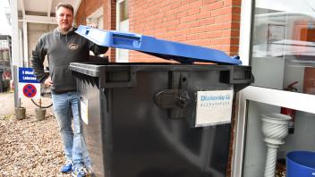 Mario Rudolf von der AWR berät jeden ersten Donnerstag im Monat Interessierte in Hohenwestedt zum Thema Mülltrennung.