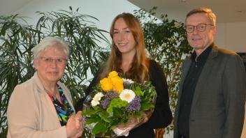 Blumen für die neue Wallenhorster Gleichstellungsbeauftragte Leonie Winter (Mitte), hier mit der Vorsitzenden des Seniorenbeirates Christel Mysliworski und Bürgermeister Otto Steinkamp.