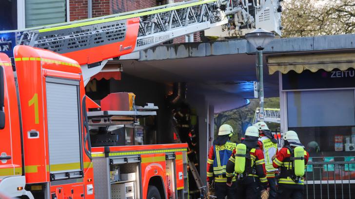 Die Feuerwehr Elmshorn war im Einsatz, um den Brand in einem Döner-Imbiss zu bekämpfen.