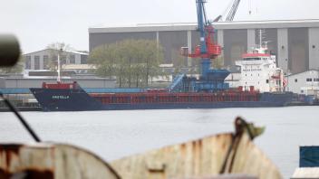 26.04.2024, Flensburg. Frachter Kristella am Westufer bei den Stadtwerken --- Foto STAUDT