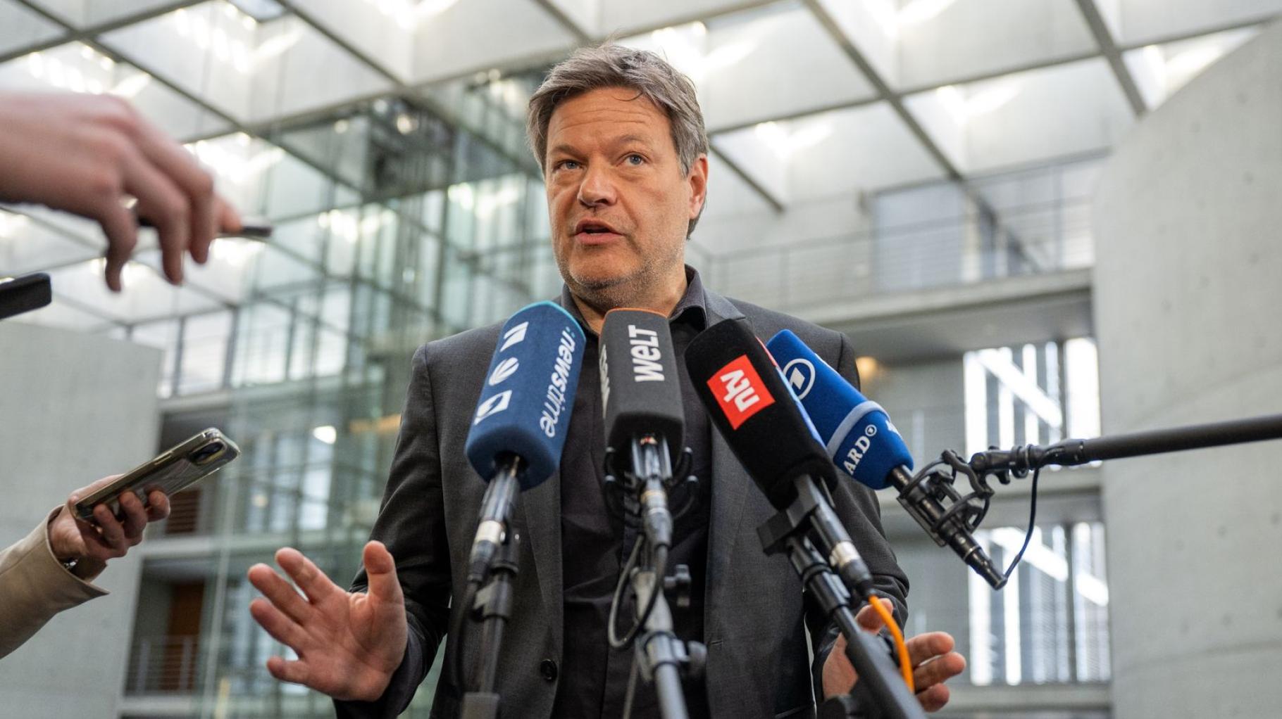 Entscheidung „völlig logisch“: FDP-Politiker nimmt Habeck nach Sondersitzung in Schutz