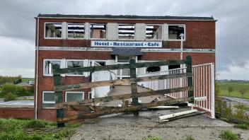 Die Ruine des abgebrannten Nordseehotels am Dockkoog verfällt zunehmend.