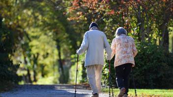 Kabinett beschliesst Rentenerhoehung zum 1.Juli 2024. ARCHIVFOTO; Altes Ehepaar-Rentner -Mann und Frau gehen mit Nordic 