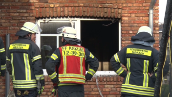 Feuerwehr löscht Einfamilienhaus in Merzen: Sofa fing Feuer