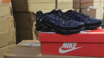 Bei den Überprüfungen der aus China kommenden Container wurden unter anderem 15.000 Stück gefälschte Schuhe der Marke Nike von den Beschäftigten des Zollamtes Hamburg festgestellt.