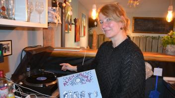 Sonntagsabends wird’s kultig. Da legt Elisabeth Göhring im Teich-Café Freiluft in Hasloh ausgewählte Vinyl-Schallplatten aus der großen Sammlung ihres Mannes auf. Da kann auch schon mal eine japanische Blasmusik dabei sein.