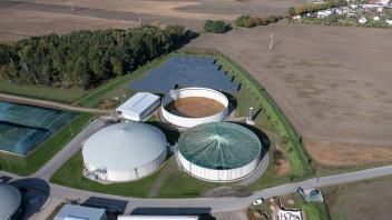 Biogasanlage Aerial view of a biogas plant in Germany Copyright: xZoonar.com/RonaldxRampschx 20894303