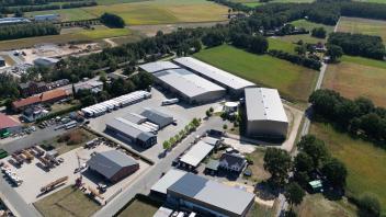Auf der noch landwirtschaftlich genutzten Grünfläche (oben) möchte das Lagerlogistikunternehmen Meese in Beesten möglichst bald eine 120 mal 25 Meter große Halle mit Platz für bis zu 8.000 Euro-Paletten bauen. 