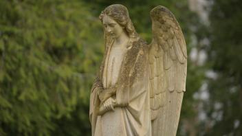 Engelsfigur, Grab, Nordfriedhof, Wiesbaden, Hessen, Deutschland *** Angel figure, grave, North Cemetery, Wiesbaden, Hess