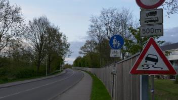 Gefahr auf dem Schulweg: Auf der Brücke über die LSE am Mühlendamm gibt es in Schenefeld keinen separaten Radweg.