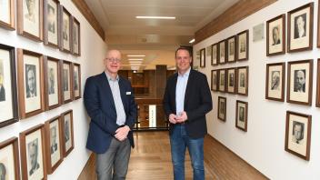 In der Ahnengalerie im Kreishaus: Hier dürfte ab Juli auch ein Portrait von Landrat Dr. Rolf-Oliver Schwemer hängen, nachdem er die Amtsgeschäfte an seinen Nachfolger Ingo Sander (rechts) übergeben hat. 
