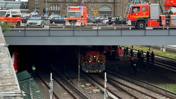 Bauzug am Hamburger Hauptbahnhof entgleist