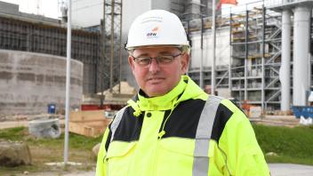 Projektleiter Felix Ranseder von EEW (EEW - Energy from Waste) vor dem neuen Bau in Stapelfeld.