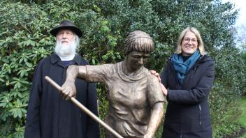 Die bronzene Gärtnerin mit ihrem Schöpfer Professor Ewald Rumpf und der Vorsitzenden  des Fördervereins und gleichzeitig Leiterin des Uetersener Bauhofes, Stefanie Schmedes.