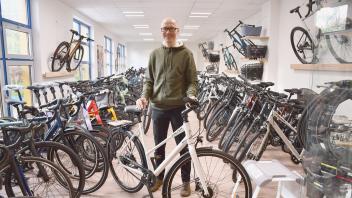 Ingmark Koschnik von FahrradPlus in Bad Oldesloe in seinem Geschäft.