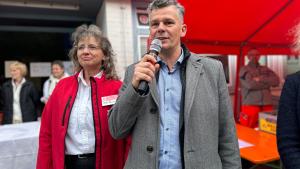 Bürgermeister Ralf Hoppe eröffnete das Stadtteilfest zusammen mit Ulrike Bessel von den Johannitern.