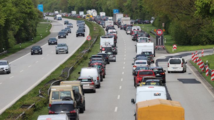 Auf der A23 stehen zwischen Pinneberg und Tornesch dutzende Auto- und Lastwagenfahrern im Stau. Die Polizei rät, das Gebiet weiträumig zu umfahren.