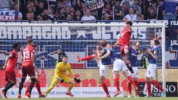 Hier erzielt Daniel Hanslik (1.FC Kaiserslautern) das 0-1 Fussball, Herren, Saison 2023/2024, 2.BL, Holstein Kiel gegen 