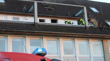 In einer Wohnung im Obergeschoss eines Mehrfamilienhauses am Lehmweg in Holm hatte es gebrannt. Die Feuerwehr war im Einsatz.