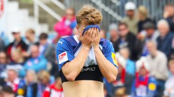 Holsteins Fiete Arp ist enttäuscht nach der Niederlage gegen den 1. FC Kaiserslautern.