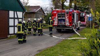 Am Samstag eilten die Feuerwehren aus Herringhausen, Bohmte, Bad Essen und Hunteburg in die Dübberortstraße. Es wurde Feuer in einer Wohnung gemeldet.