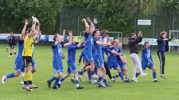 Nach dem 3:1-Topspielsieg beim SSC Phoenix Kisdorf feierte der TuS Jevenstedt ausgelassen mit ihren mitgereisten Fans.