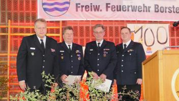 Lorenz Groth (2. von links) und Thomas Voß (2. von rechts) erhielten das deutsche Feuerwehrkreuz aus der Hand von Kreiswehrführer Stefan Mohr (links).