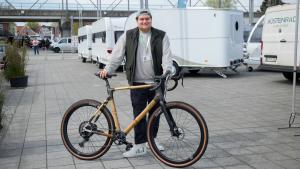Fahrräder aus Bambus hat Bjarne Mohr mit zu „RD macht mobil“ an den Obereiderhafen in Rendsburg gebracht.