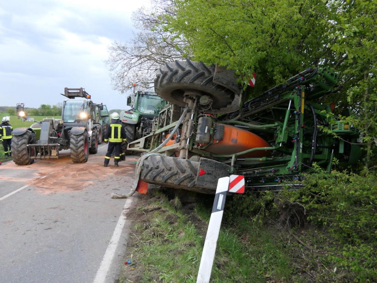 Trecker-Anhnger strzt um  Dnger und Hydraulikl ins Erdreich