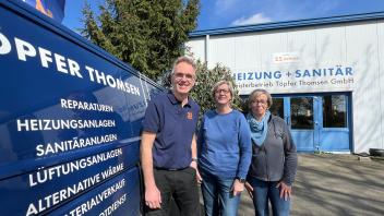 4-Tage-Woche: Chef Stefan Töpfer mit seinen Büroangestellten Gabriele Stremlow (Mitte) und Janina Zirkenbach vor dem Firmensitz in Alt Duvenstedt. 