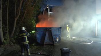 In einem Industriegebiet in Ankum brannte ein Abfallcontainer.