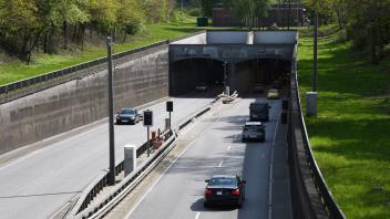 Ab Mitte Mai unternimmt der Landesbetrieb Straßenbau und Verkehr den nächsten Versuch, die zahlreichen Höhenkontrollen und Staus am Kanaltunnel in Rendsburg in den Griff zu bekommen. Dann werden mobile Blitzer im Norden und Süden aufgebaut.