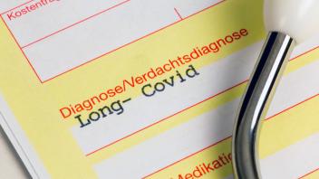 Diagnose Long Covid auf einer Arzt-Überweisung *** Long Covid diagnosis on a doctors referral Copyright: xx