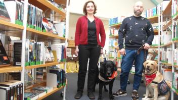 Mit Assistenzhund in der Bibliothek: Hannah Reuter und „Daika“ und André Hassan Kahn mit „Byrdie“ machten den Anfang als erste Besucher mit Assistenzhunden in der Gemeindebücherei in Hohenwestedt.