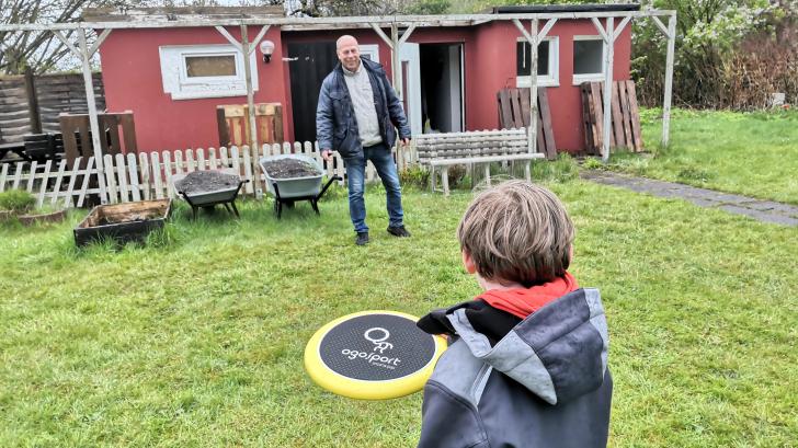 Eine Runde Frisbee: Thomas Michalowski, Mitarbeiter der Tagesklinik für Kinder- und Jugendpsychiatrie am FEK, spielt mit einem Patienten im Kleingarten auf dem Areal der Störbrücke.
