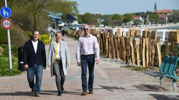 Bürgermeisterin Ploog freute sich gemeinsam mit Touristikchef Stefan Borgmann (l.) und Bauamts-Tiefbauleiter Olav Meins über die wieder hergerichtete Strandpromenade, die im vergangenen Jahr durch die Oktober-Sturmflut zwischen Kurpark und DLRG-Station komplett zerstört worden war. 