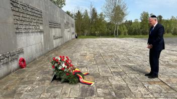 Verneigt sich in der Gedenkstätte Bergen-Belsen vor den Opfern des Nationalsozialismus: Niedersachsens Ministerpräsident Stephan Weil (SPD).