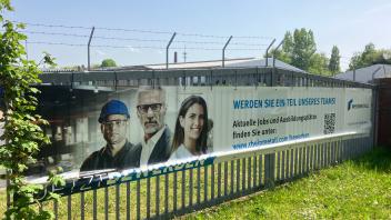 Mit diesem Banner an der Bahnhofstraße in Papenburg wirbt Rheinmetall um neue Mitarbeiter. Auf dem Gelände der Firmentochter KS Gleitlager hinter dem Zaun stehen für einen Teil des Betriebes die Zeichen auf Kurzarbeit.