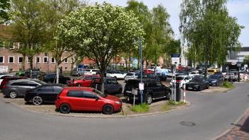 Der „Peters-Parkplatz“ in der Hagenstraße in Bad Oldesloe soll umgebaut werden. Eine mögliche Variante: der Bau eines Parkparkdecks.