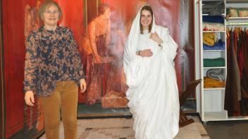 Reporterin Stella Blümke testet im Varusschlacht Museum Kalkriese die römische Mode in der Antike. Auf dem Foto ist eine Toga zu sehen.