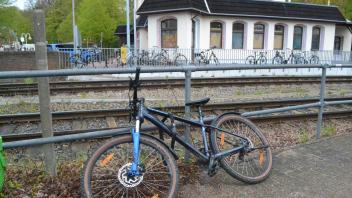 Diebstahlsichere Abstellanlagen für Fahrräder sind am Malenter Bahnhof Mangelware. Viele schließen ihr Rad deshalb lieber am Geländer an, wo es Wind und Wetter ausgesetzt ist.