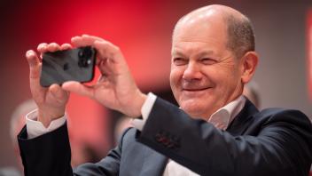 SPD Bundesparteitag 2023 Bundeskanzler Olaf Scholz filmt freudig mit seinem Handy beim SPD Bundesparteitag im Plenum in 