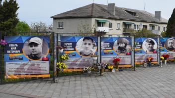 Auf einem zentralen Platz in Lanivtsi erinnern Plakate an die im Ukrainekrieg gefallenen Soldaten aus der Lingener Partnerstadt.