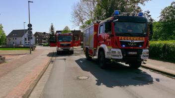 Am Wegemühlenweg in Fürstenau musste die Feuerwehr einen Heckenbrand löschen.