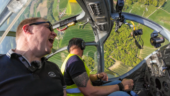 Video: NOZ-Redakteur erlebt eindrucksvollen Flug in Bohmte - „Unheimlicher Spaß“