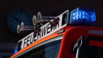 ILLUSTRATION - 08.11.2023, Baden-Württemberg, Stuttgart: Blaulicht ist auf einem Einsatzfahrzeug der Feuerwehr zu sehen. (zu dpa: «Feuerwehr löscht brennenden Imbiss - zwei Menschen im Krankenhaus») Foto: Marijan Murat/dpa +++ dpa-Bildfunk +++