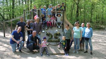 Der Waldkindergarten Elmshorn feierte das 25-jährige Bestehen, hier die Kinder, Erzieherinnen, Mitglieder des Vorstands und Eltern, die das Fest mit organisiert haben.